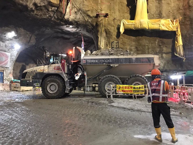 Trois Terex Trucks TA400 contribuent à un projet de creusement de tunnel à Hong Kong